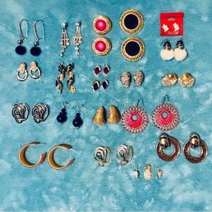 Lot of 20 .. mostly vintage..Earrings